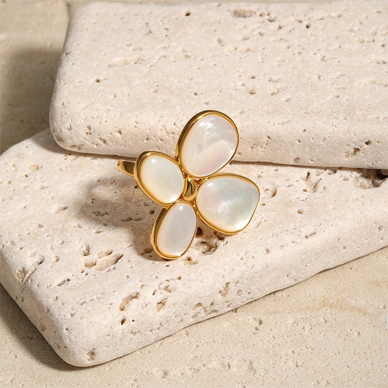 Shell Clover Ring — Cream & Gold