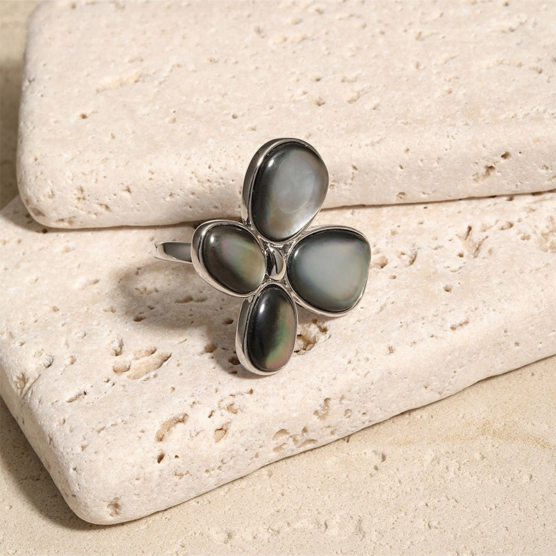 Shell Clover Ring — Smoke & Silver